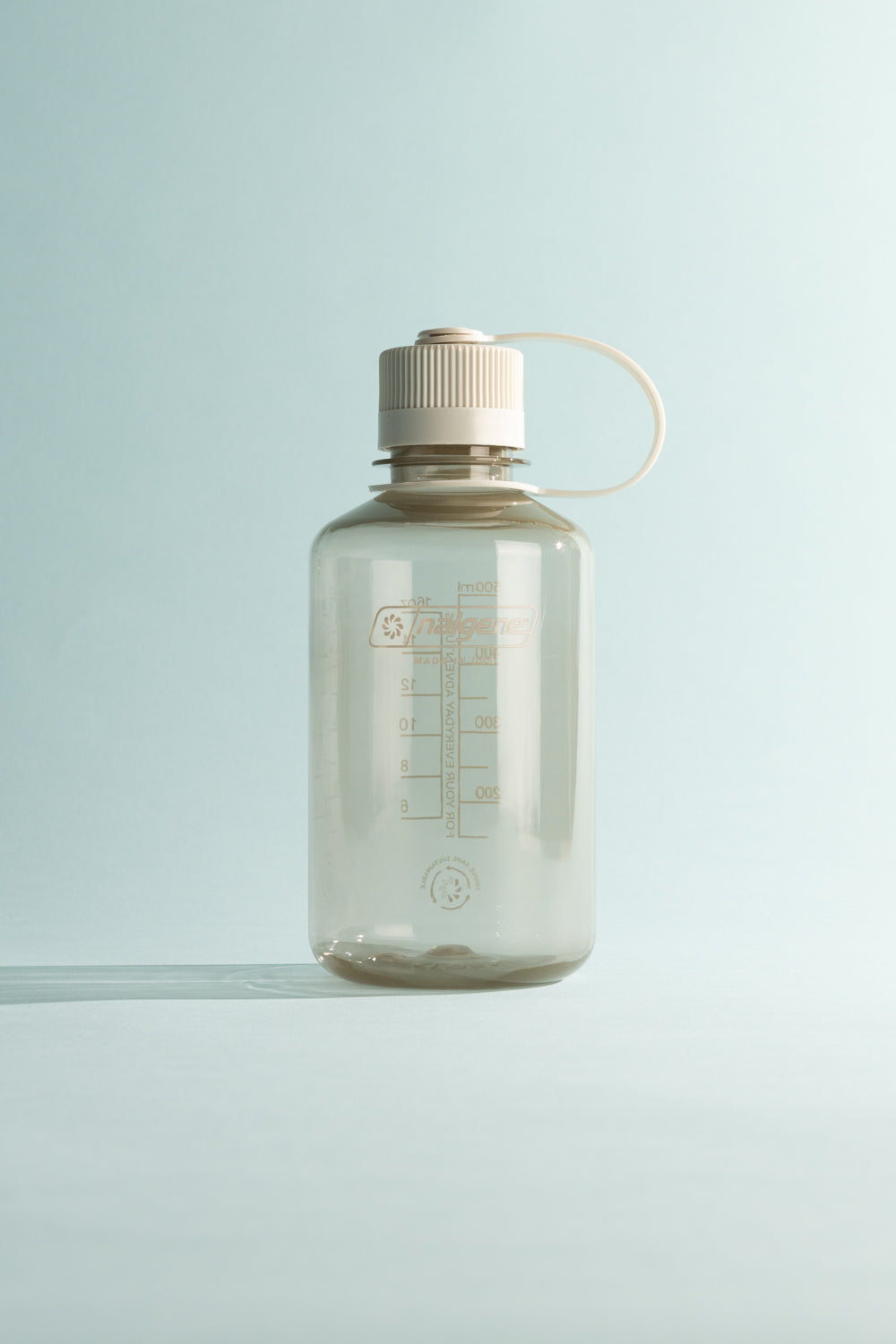 Nalgene Sustain N/M 500ml - Cotton water bottle with measurement markings and leakproof cap.