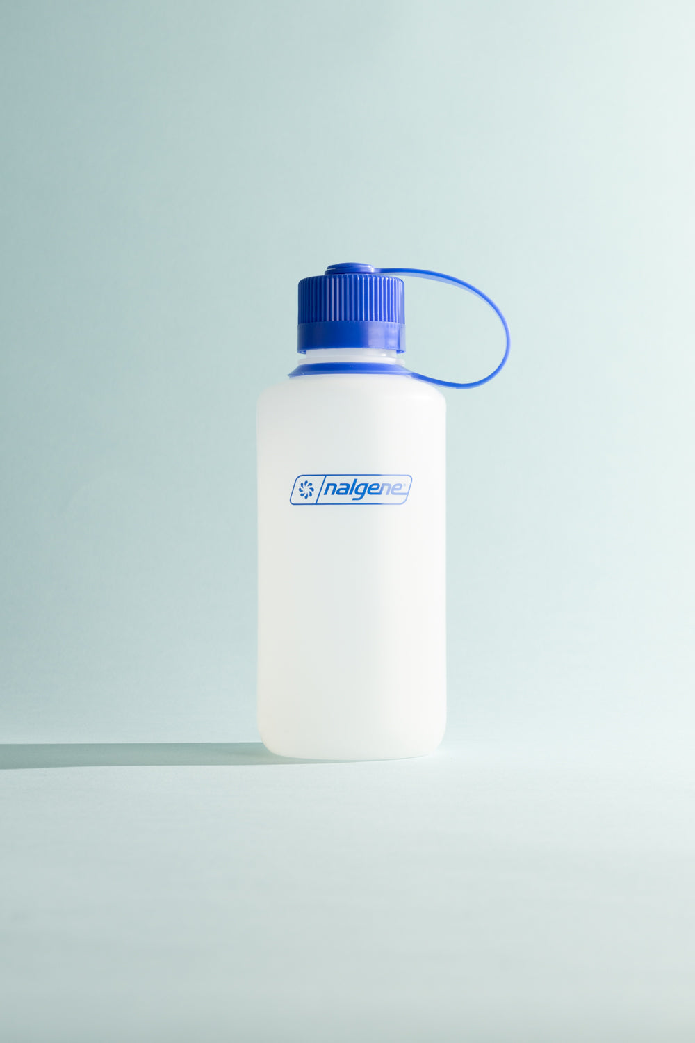 Nalgene Ultralite N/M 500ml - Natural water bottle with blue cap on light background.