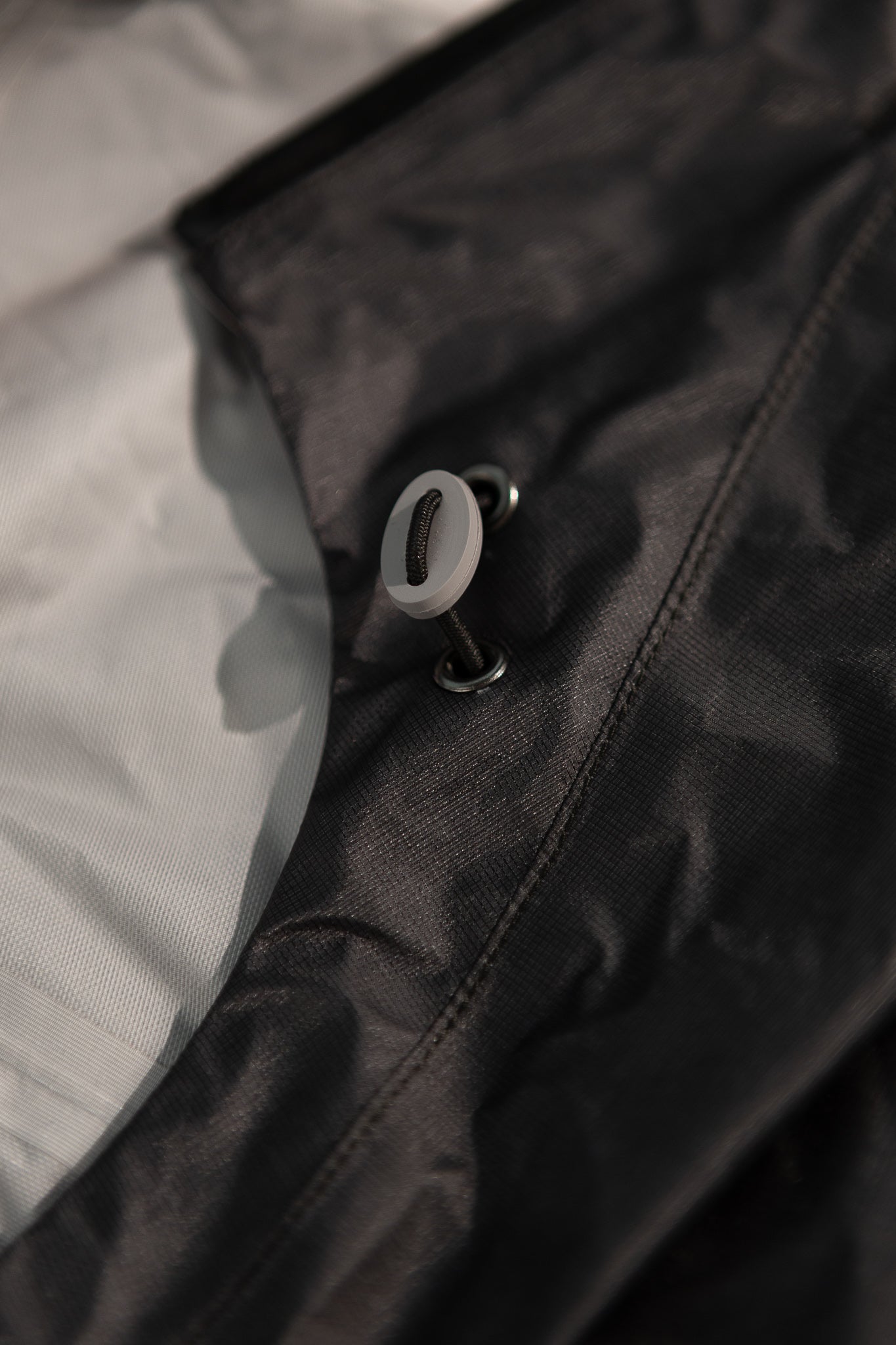 Close-up of the US Men's Versalite Jacket detailing, highlighting the fabric and fasteners for enhanced functionality.