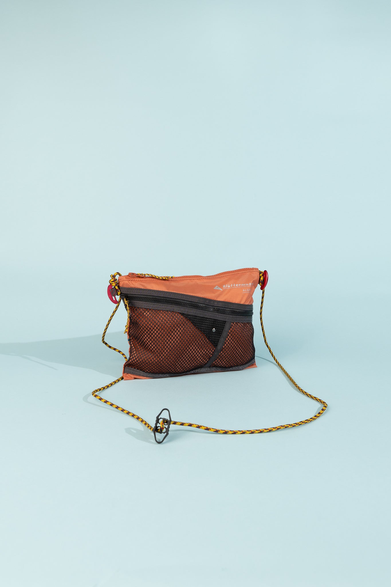 Klattermusen Algir Accessory Bag Medium in Cloud Berry.