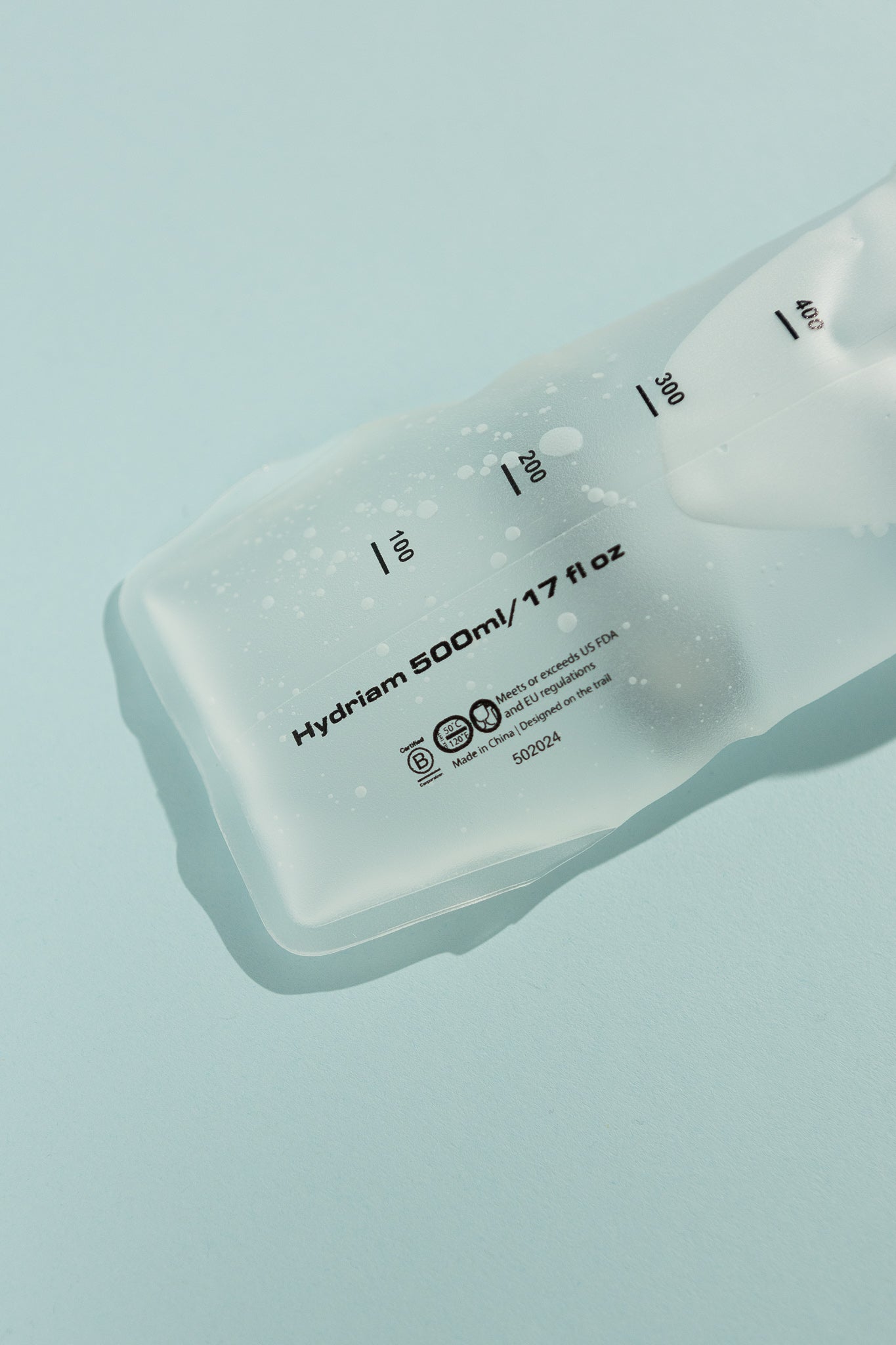 Hydriam 500ml collapsible flask with measurement markings on a blue background.