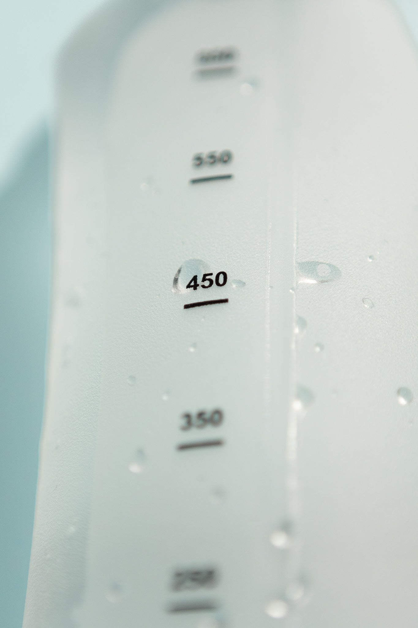 Close-up of Hydriam 750ml measuring markings showing 450ml, ideal for accurate liquid measurement.