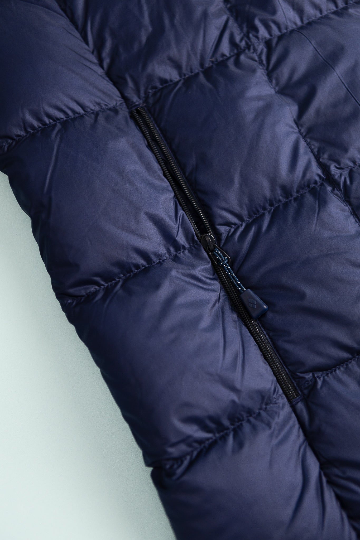 US Men's Superior 800 Down Jacket - Navy close-up showing zipper and quilted design.