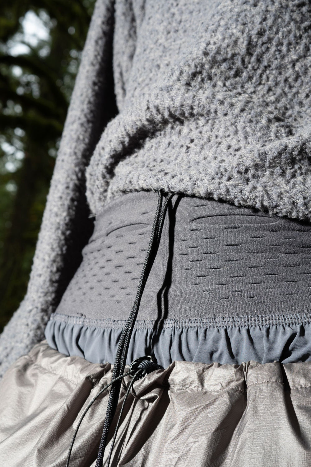 Close-up of the waistband featuring an innovative pocket design of the Warp Short Short - Anthracite.