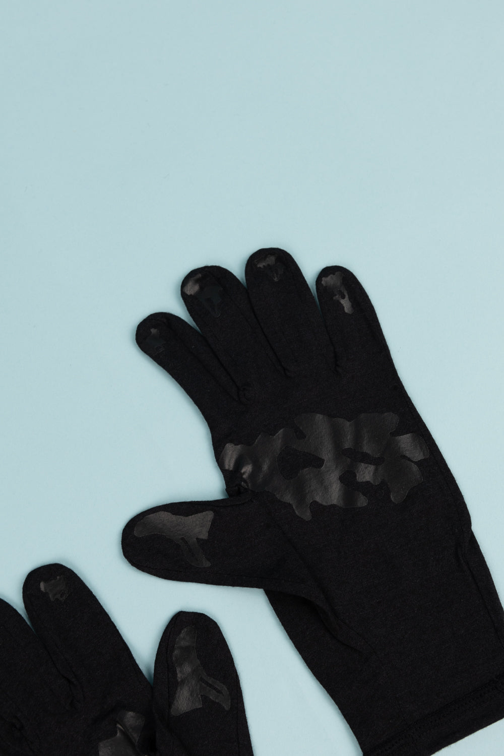 Portal Drift Merino Gloves in black, designed for warmth and comfort during outdoor activities.