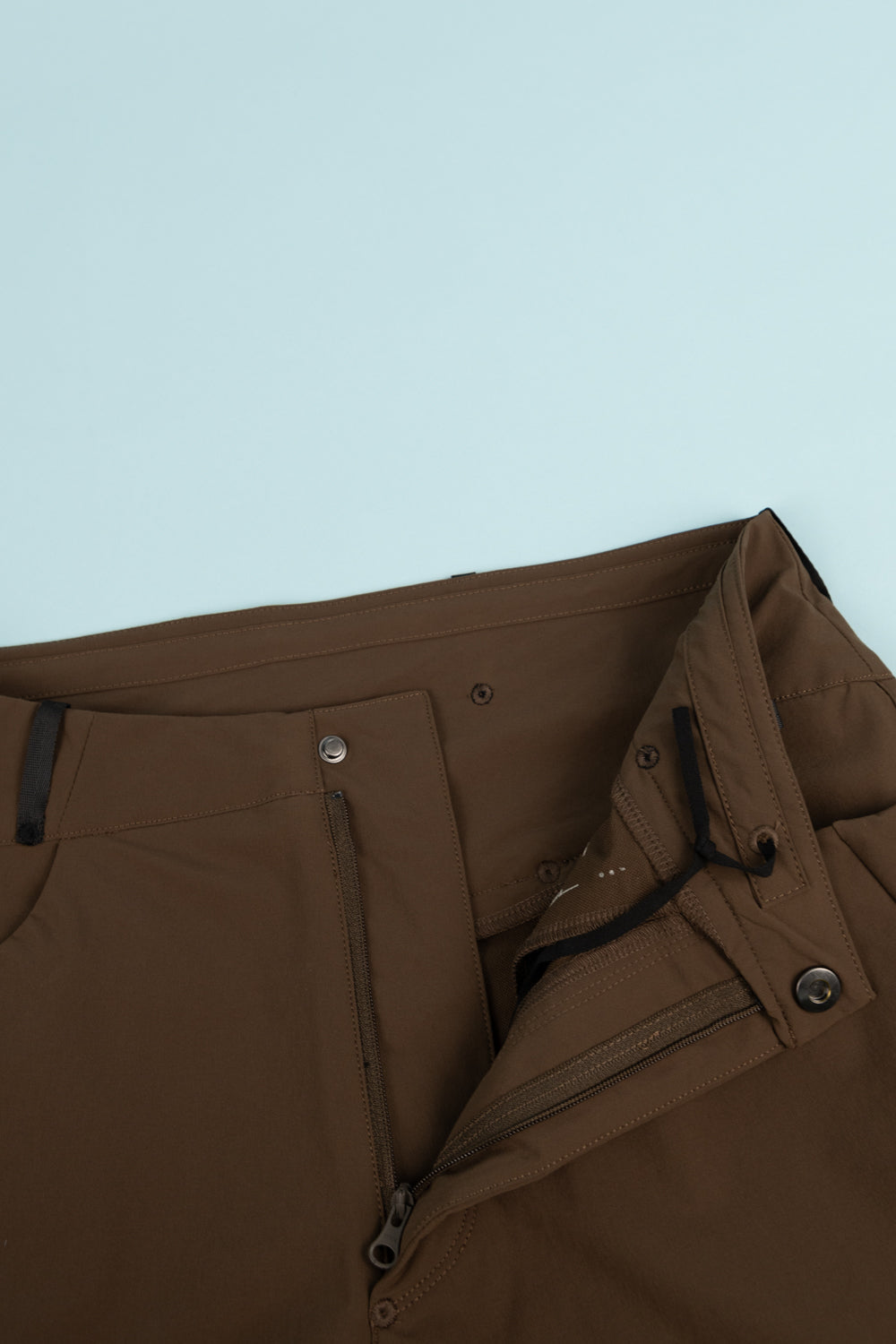 Close-up of the waistband and zipper details of Portal Traka Softshell Pant in slate black color.