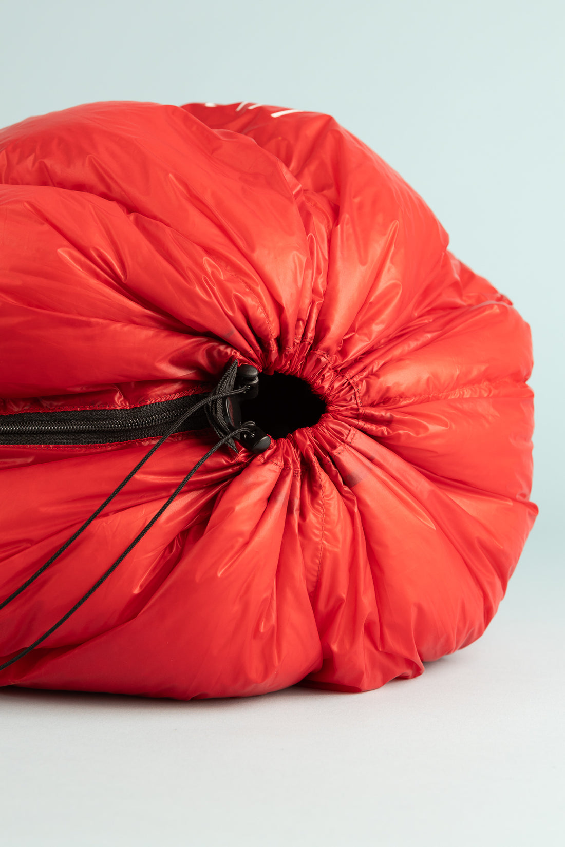 Kiwi Ultralight Quilt 850 Fill Down 0° - Red packed and rolled showing zipper detail.