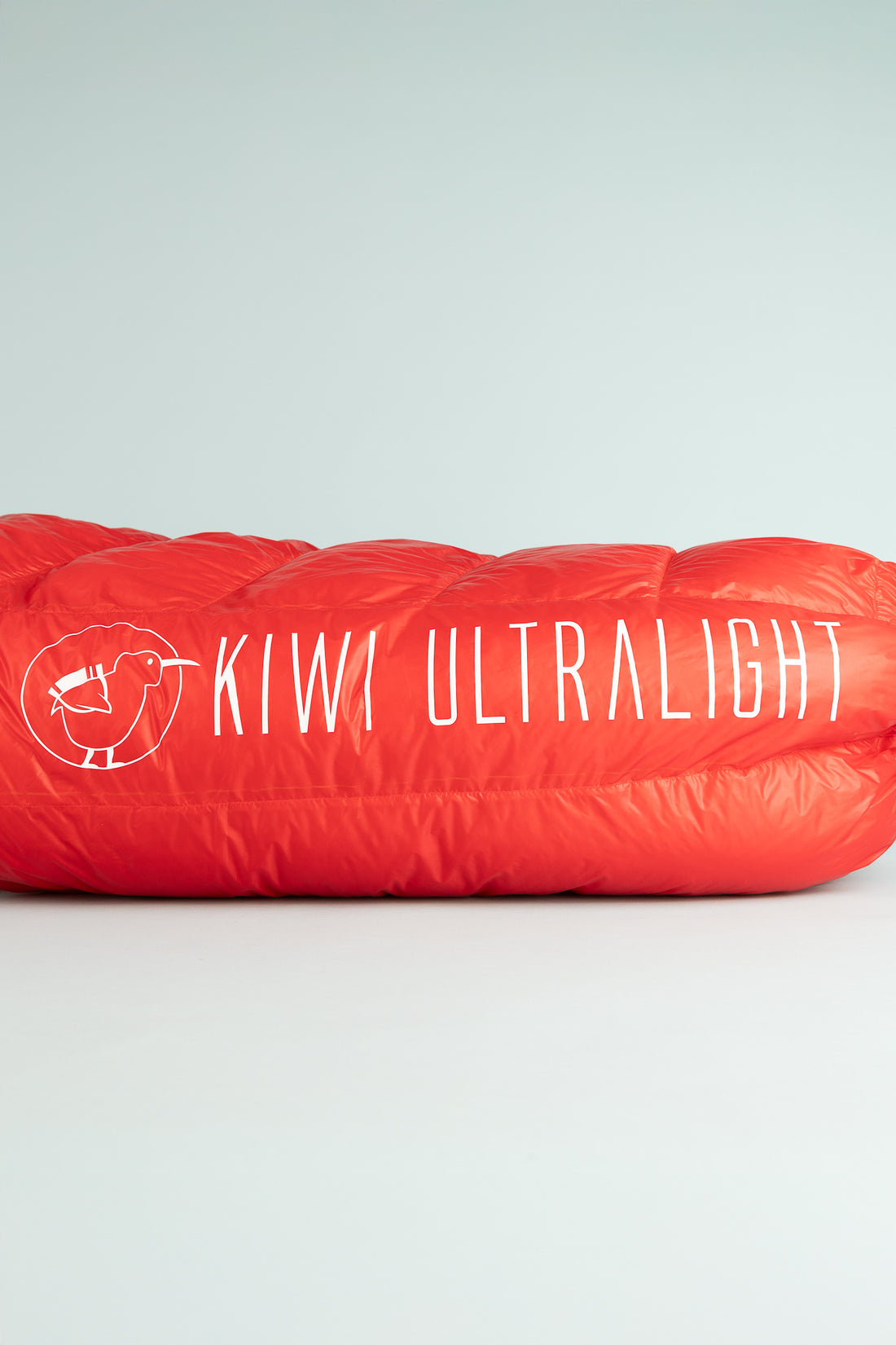 Kiwi Ultralight Quilt 850 Fill Down 0° - Red, featuring the Kiwi Ultralight logo on a vibrant red fabric.