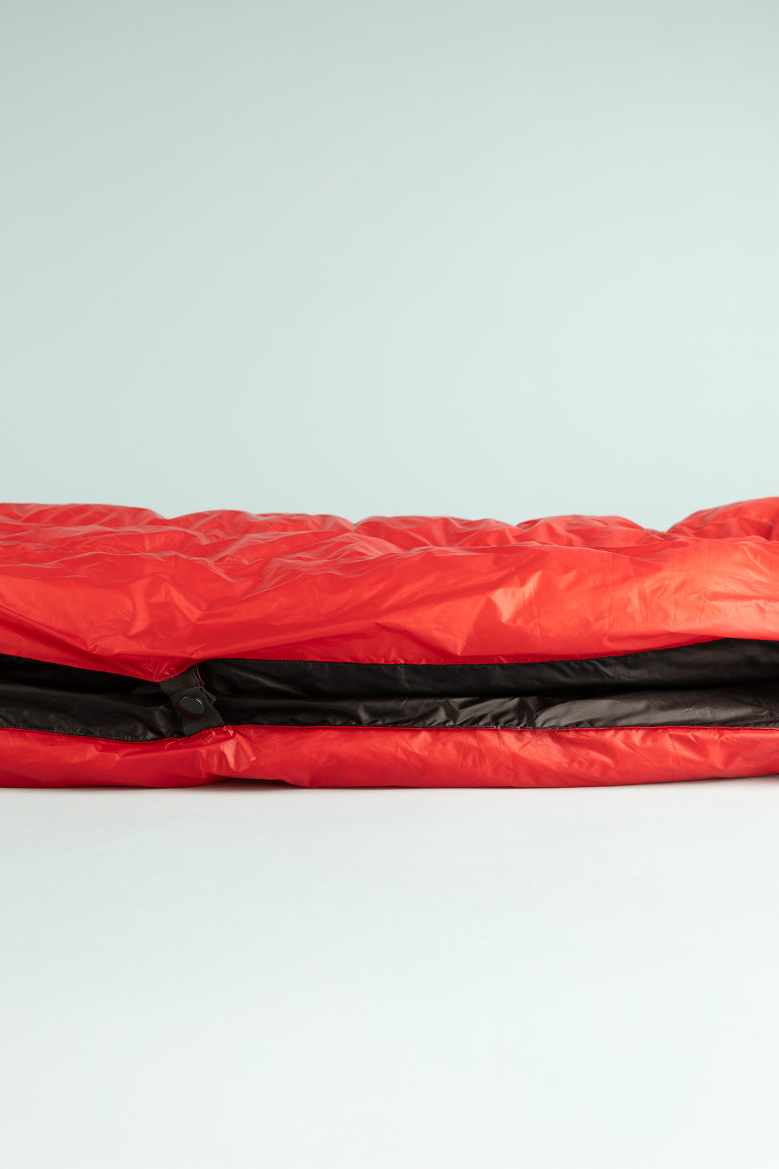 Kiwi Ultralight Quilt 850 Fill Down 0° - Red displayed flat, showcasing its lightweight design and vibrant color.
