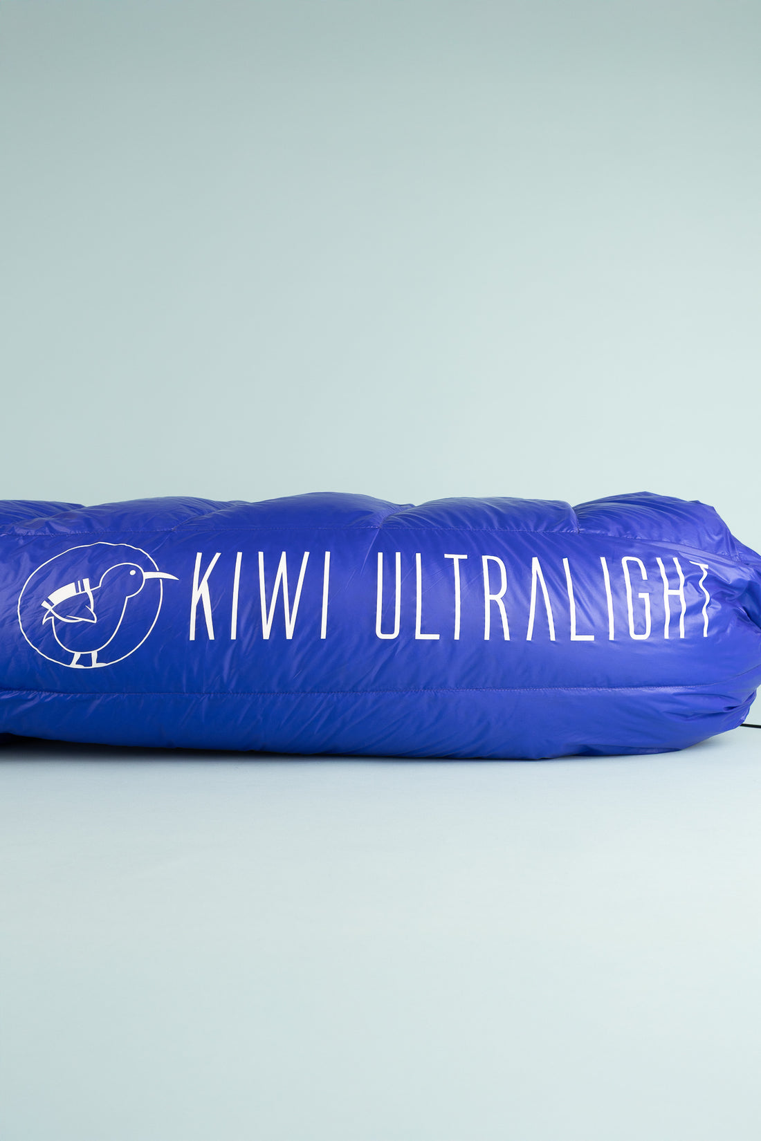 Kiwi Ultralight Quilt 850 Fill Down -5° - Blue packed in a blue carry bag.