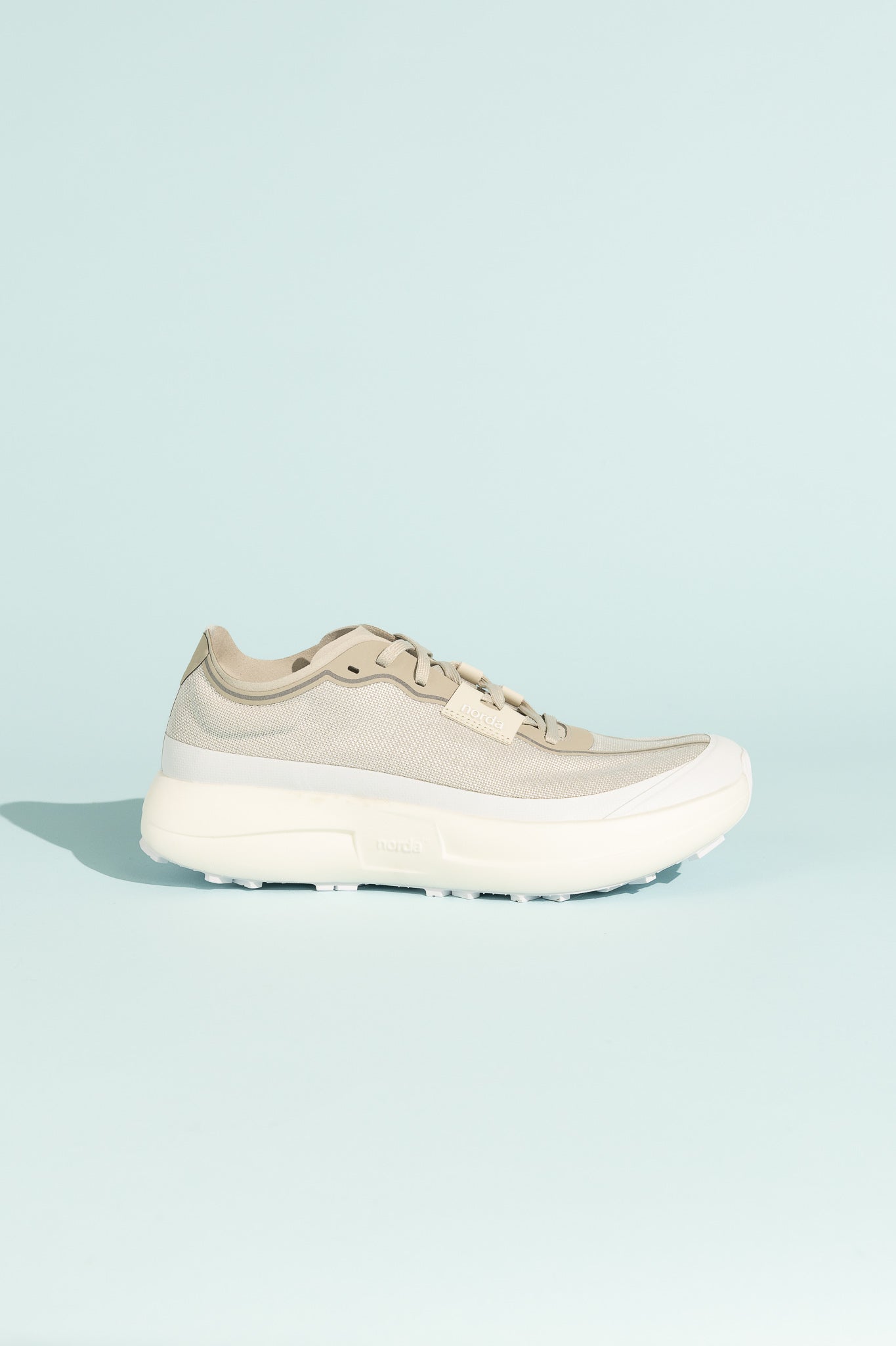 Norda 005 - Névé trail shoe in light grey color, designed for speed and stability on technical terrains.