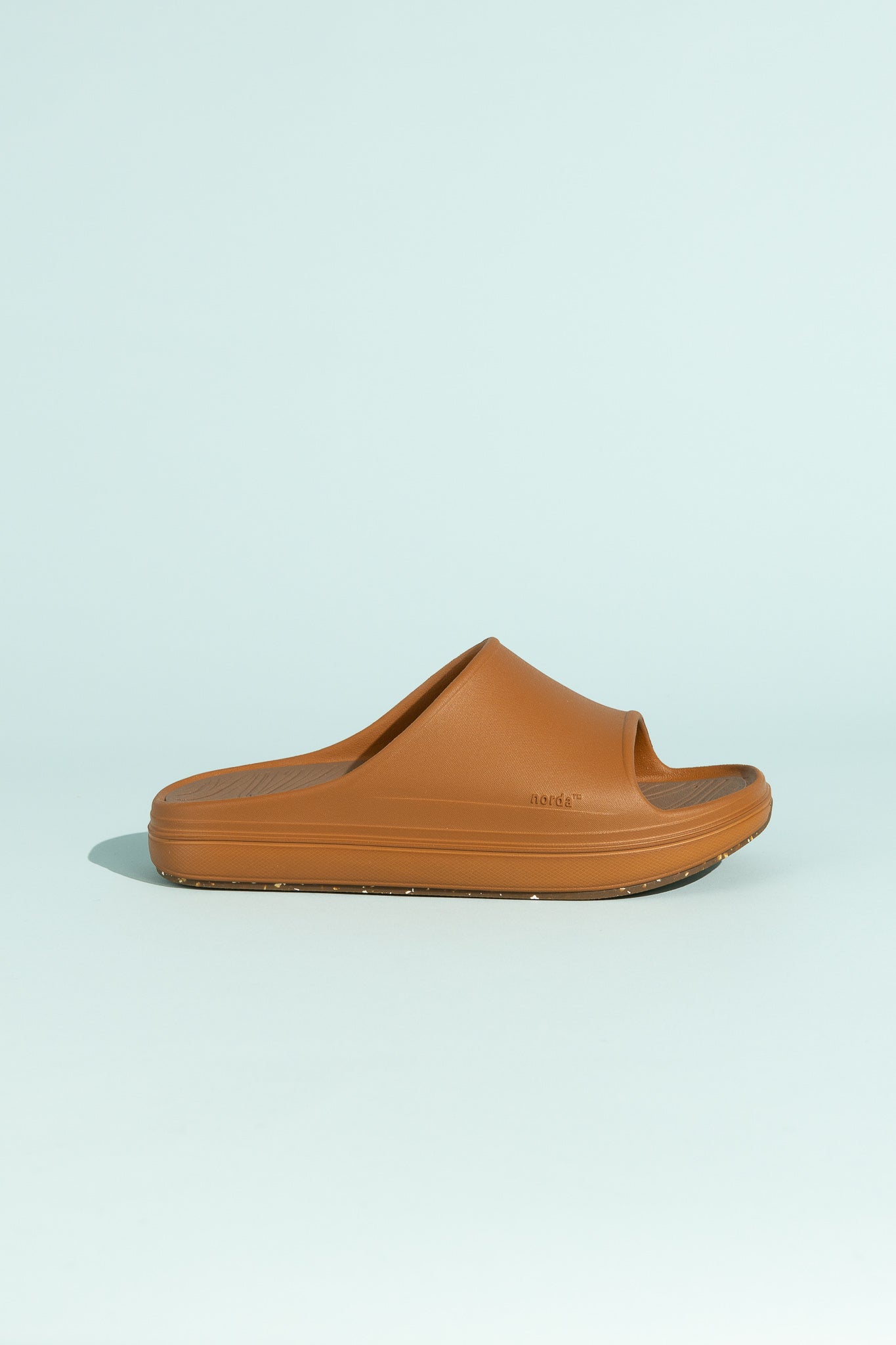Norda 008 - Oud recovery slide in brown, featuring a sleek design for comfort and style.