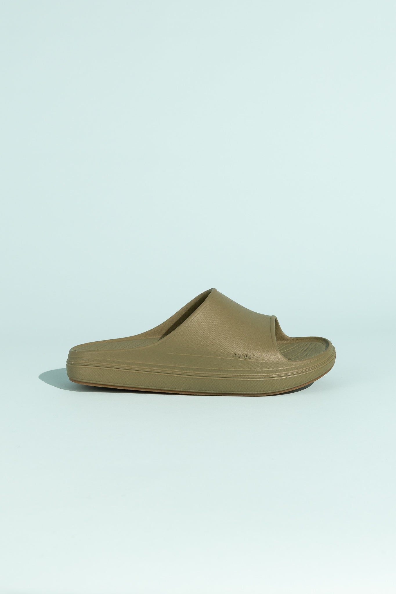 Norda 008 - Sage recovery slide in a wide design perfect for comfort and recovery after trail running.