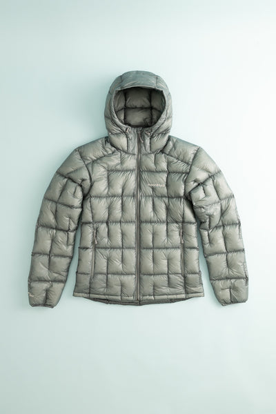 US Men's Plasma 1000 Alpine Down Parka in light gray, featuring a hood and quilted design for warmth.