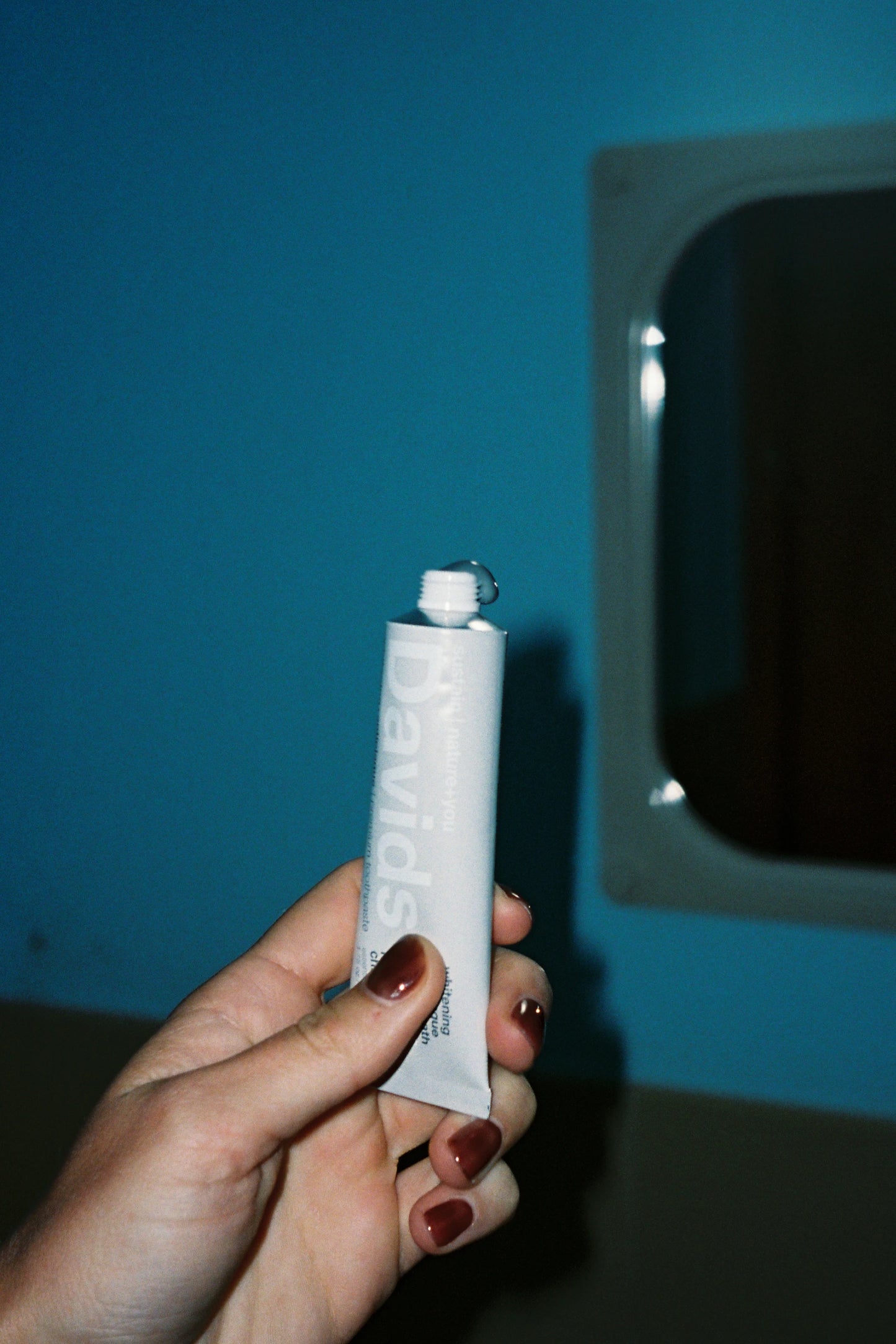 Davids Hydroxi™ Whitening + Antiplaque Travel Toothpaste 50 grams - Charcoal & Peppermint