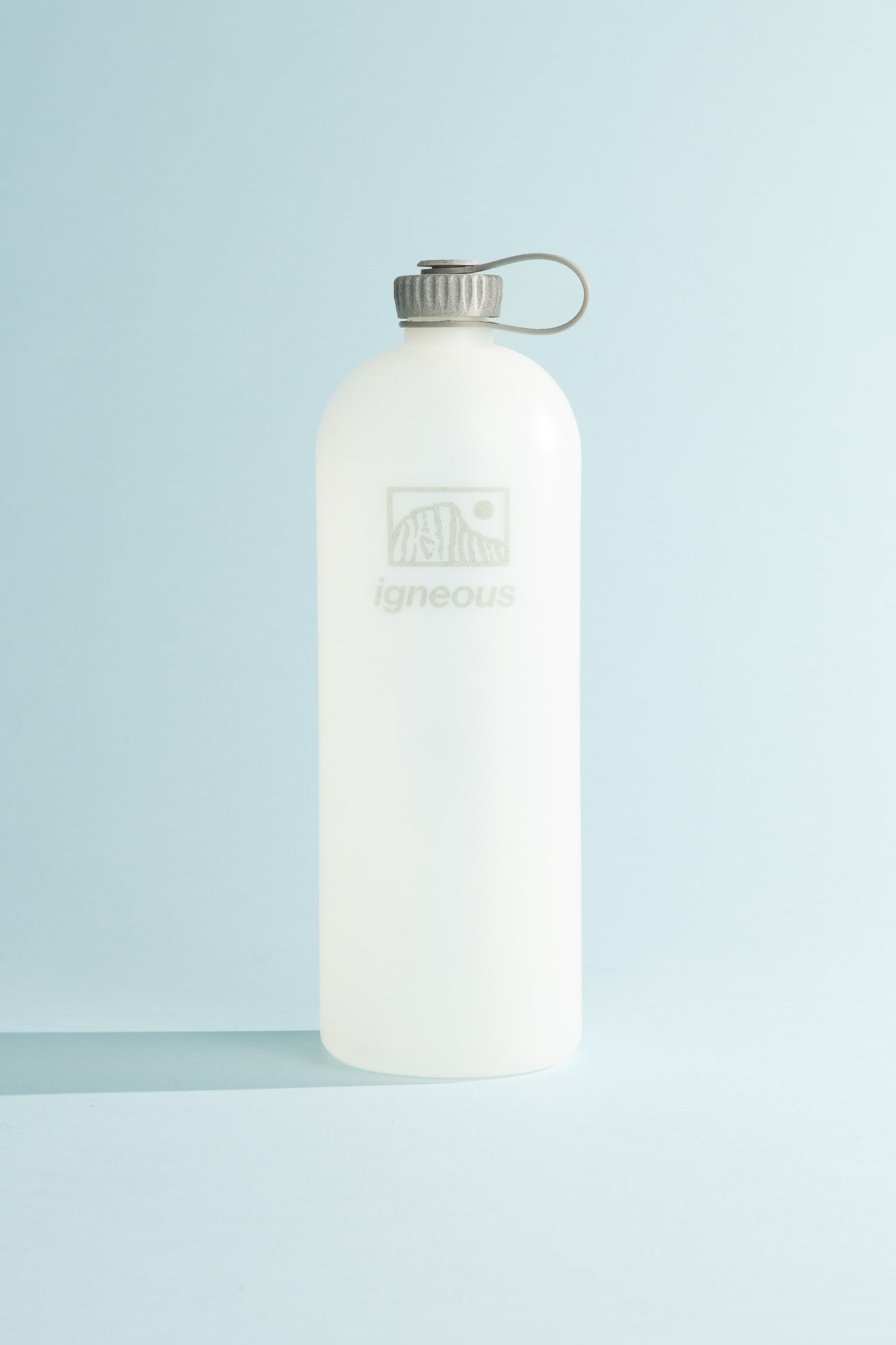 Igneous Gear NOBO Bottle - Granite on a light blue background, ideal for hiking and daily use.