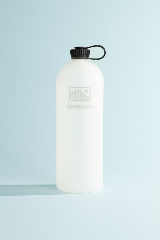 Igneous Gear NOBO Bottle in a clear design against a blue background, perfect for ultralight hiking and daily use.