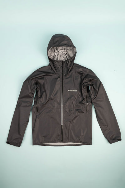 US Mens Versalite Jacket in black, featuring lightweight material and a hood for ultimate protection against rain.