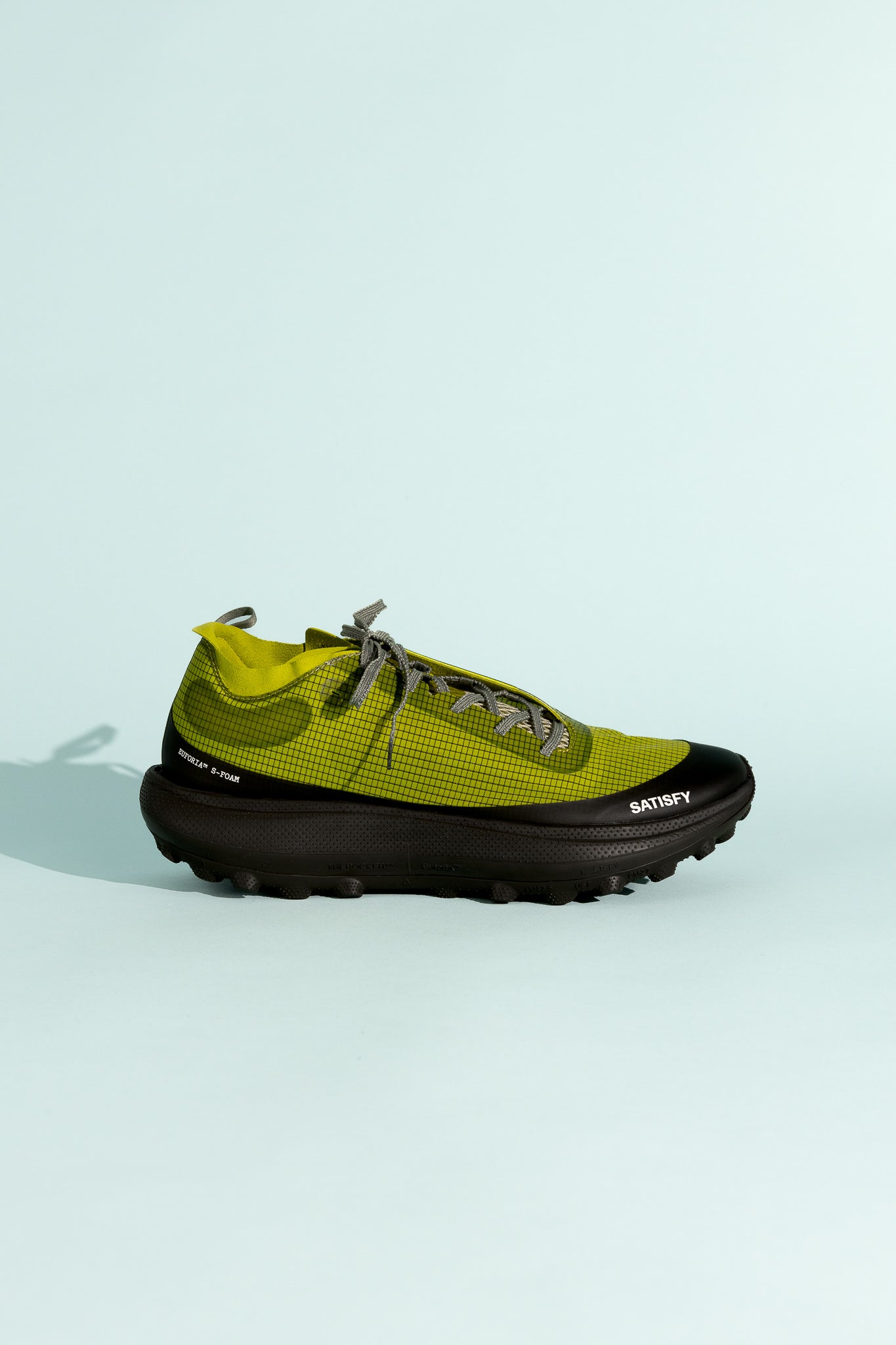 Satisfy TheROCKER in Grenoble Green, designed for ultra distance performance on various terrains.