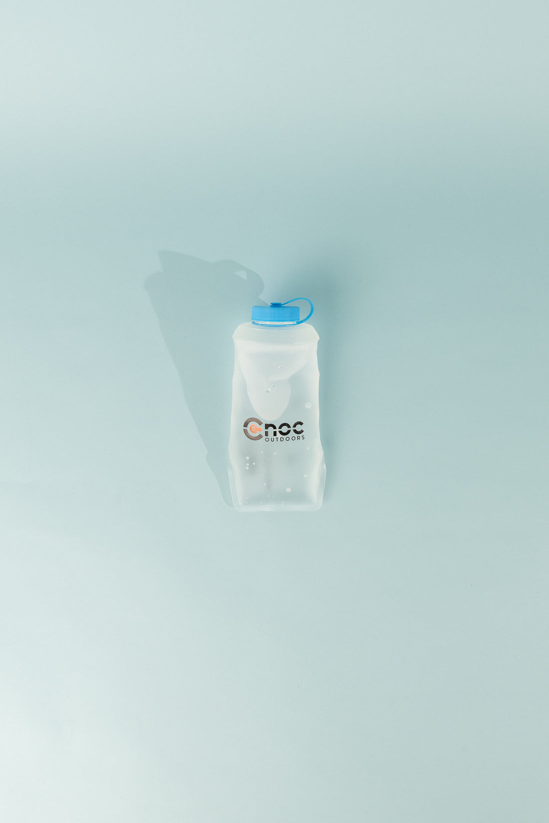 Hydriam 500ml collapsible flask with blue cap on a light background