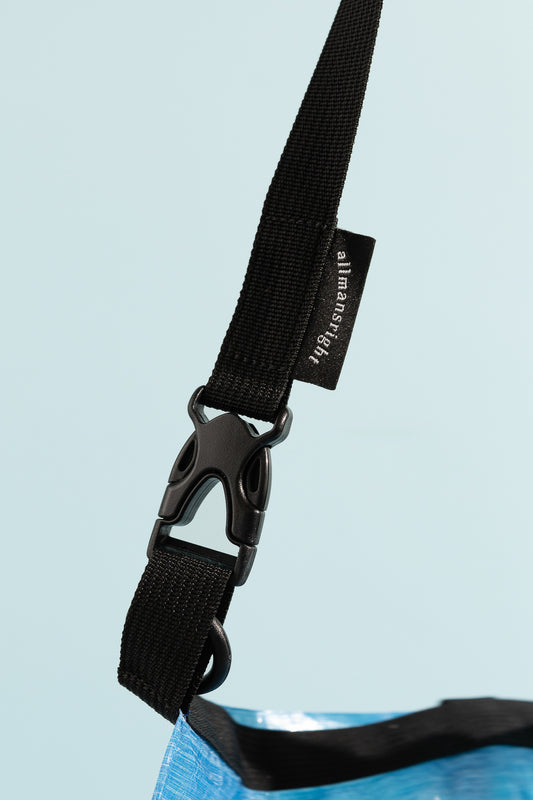 Allmansright Björn Food Bag Add-On Strap clip detail on a blue bag, enhancing functionality and style.