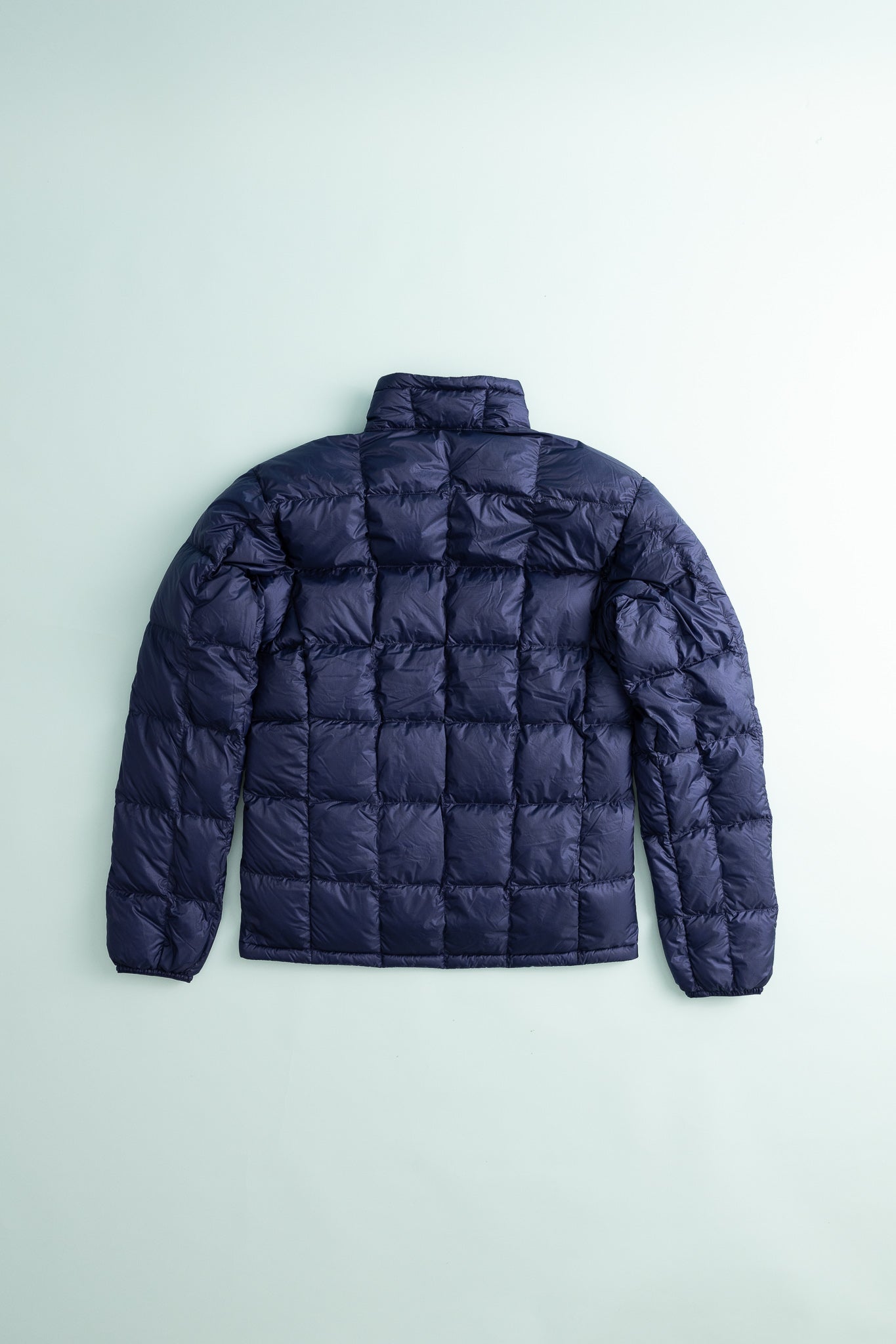 US Mens Superior 800 Down Jacket in Navy color, showcasing the back view on a light background.