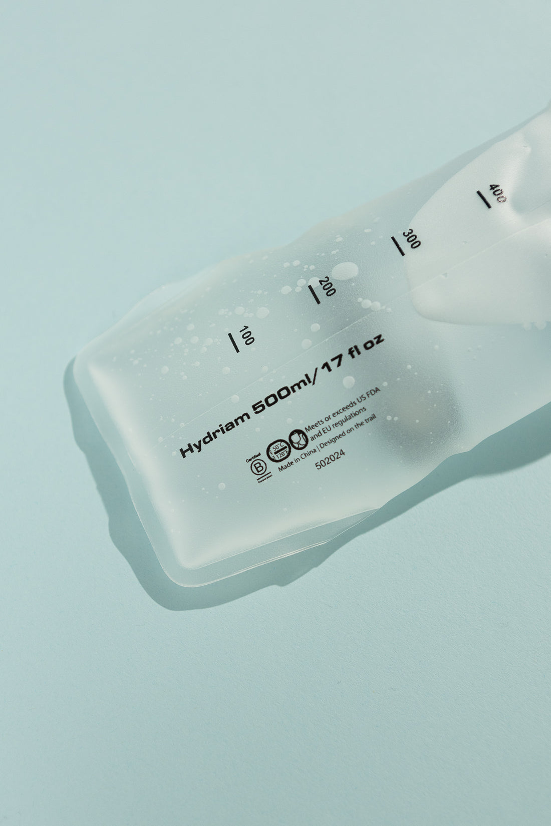 Hydriam 500ml collapsible flask with measurement markings on a blue background.