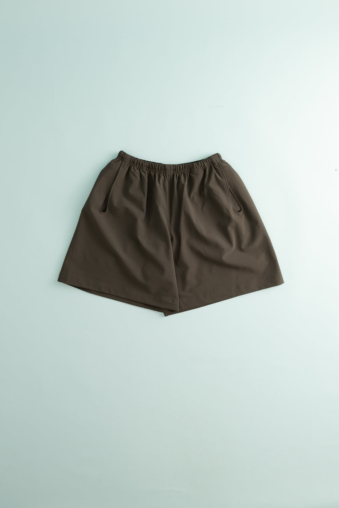 Explora Short in Beluga color, showcasing its relaxed fit and unique front loop pocket design.