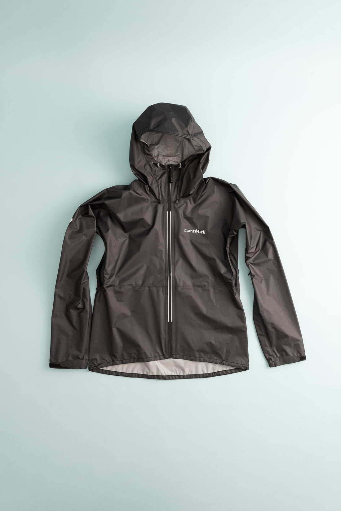 US Women's Versalite Jacket in black, featuring a hood and a lightweight design for outdoor activities.