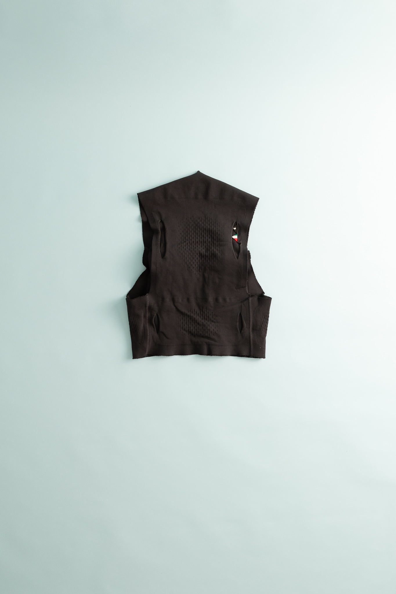 Warp Kit Vest - Anthracite, a comfortable and form-fitting hydration vest designed for active use.