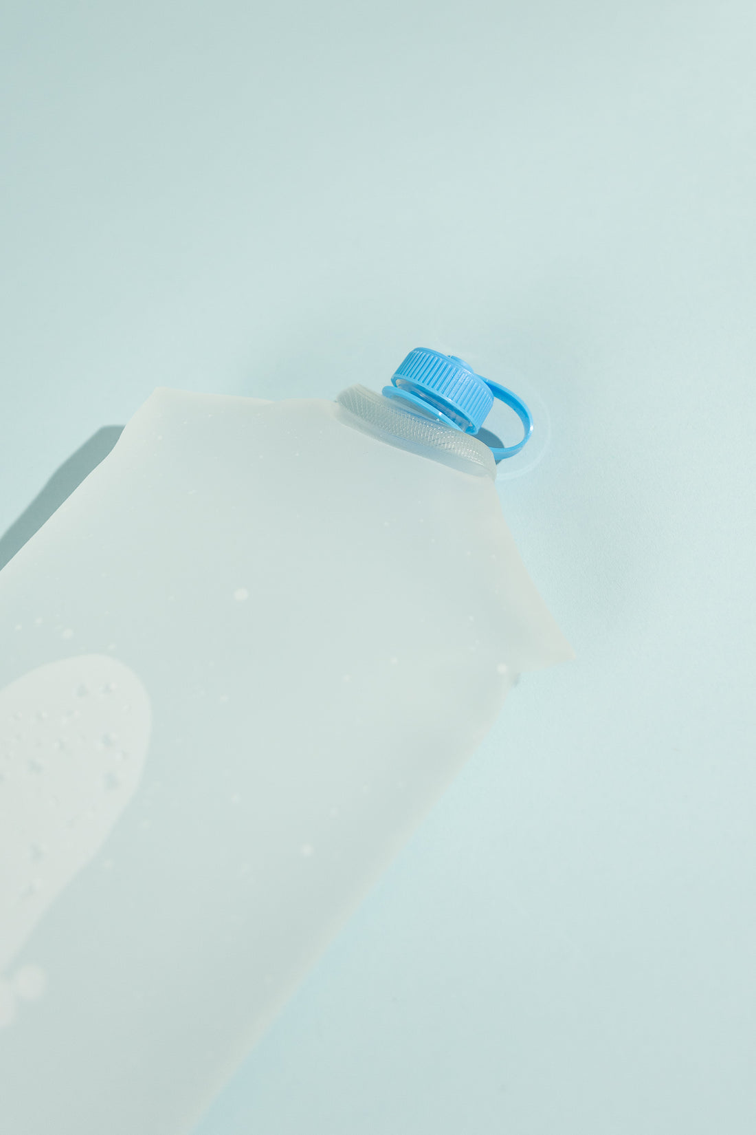 Vecto 3L Water Bladder with blue cap showcasing a soft and collapsible design on a light blue background.