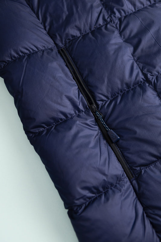 US Men's Superior 800 Down Jacket - Navy close-up showing zipper and quilted design.