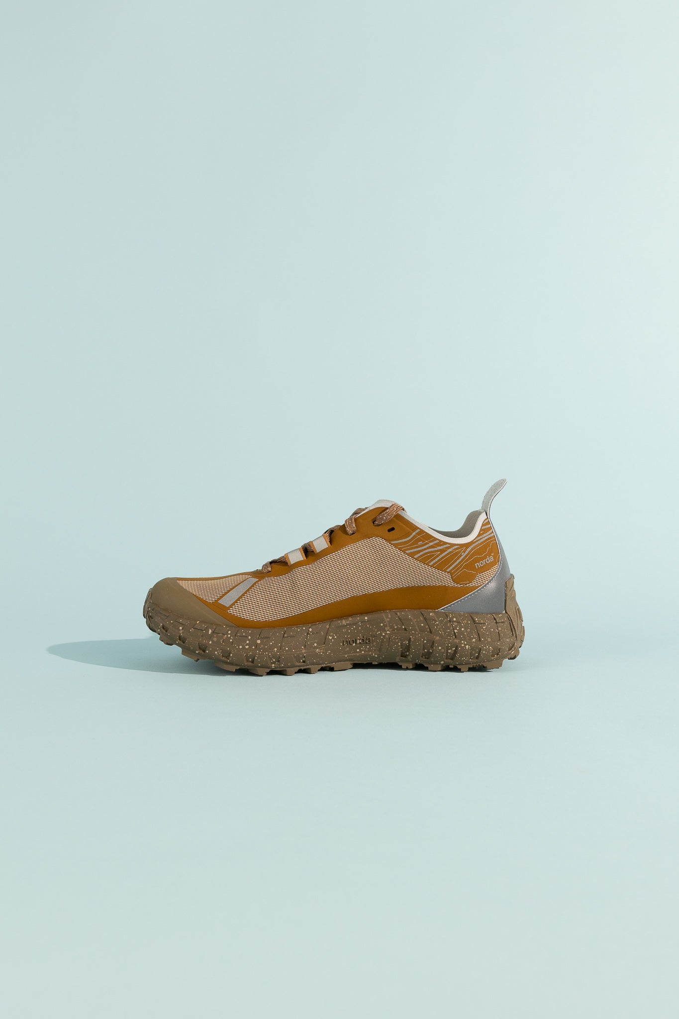 001A - Loam shoe featuring Arnitel® TPEE® midsole technology for enhanced performance and comfort.