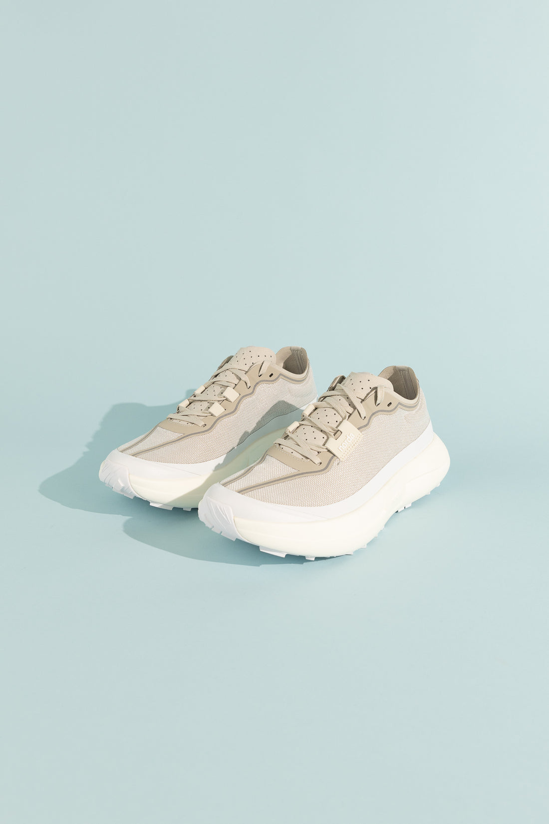 Lightweight trail shoes 005 - Névé designed for racing on hard, flat terrains, featuring a stable construction.