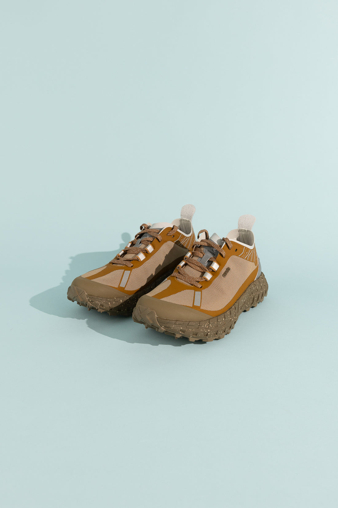 001A - Loam shoes in a stylish design, featuring a resilient Arnitel® TPEE® midsole technology.