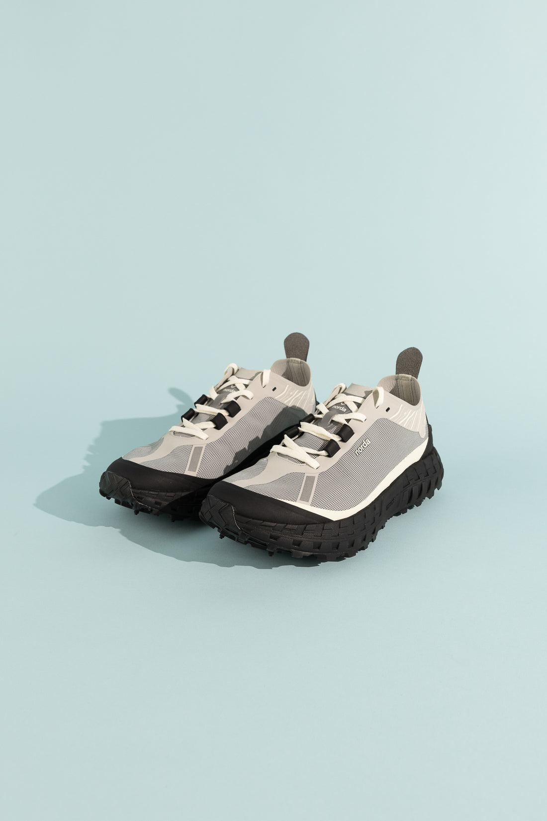 Norda 001A - Pewter shoes featuring a modern design and Arnitel® TPEE® midsole technology.